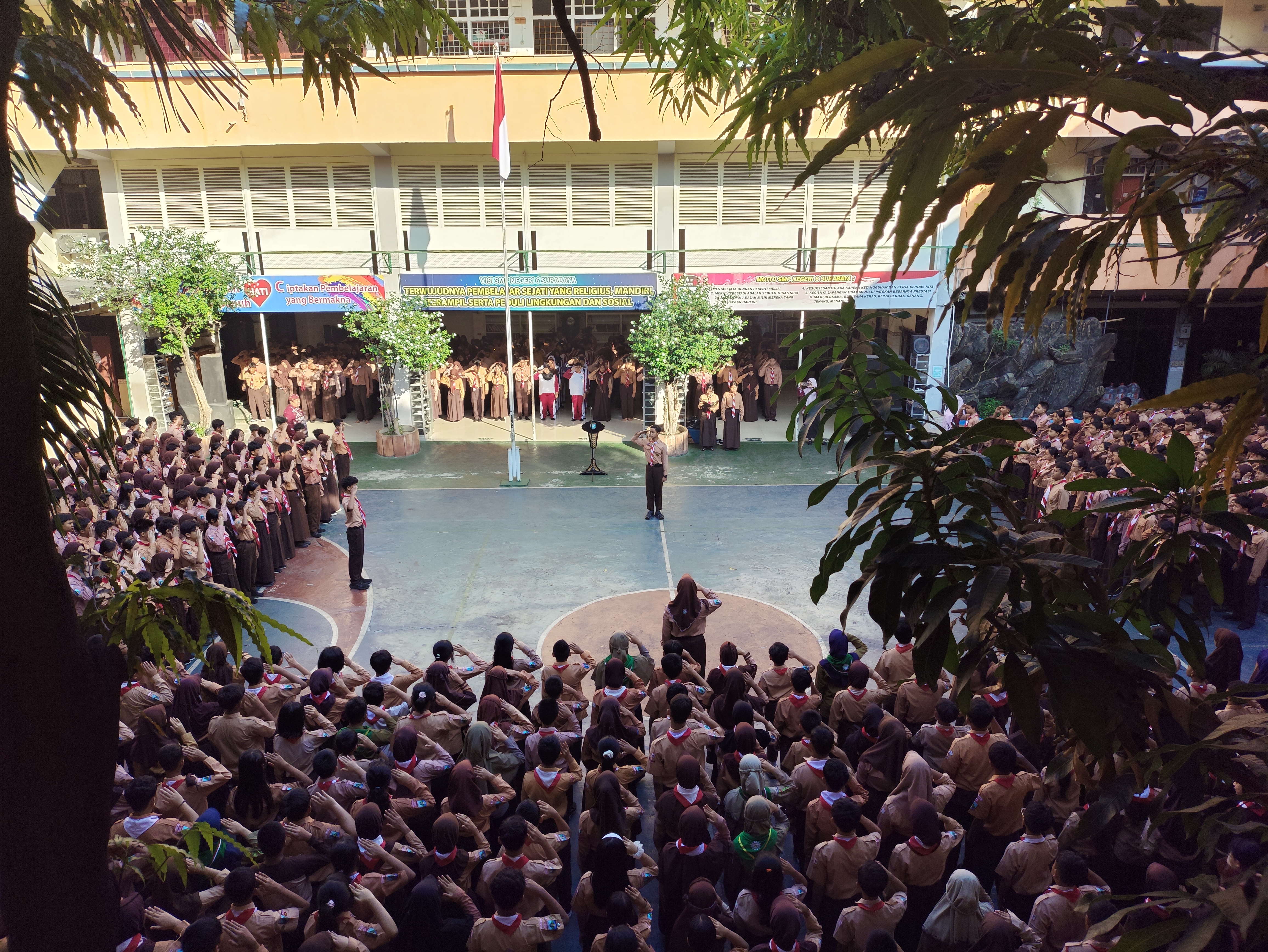 SMP Negeri 6 Surabaya Melaksanakan Upacara Peringatan Hari Anak Nasional 2026