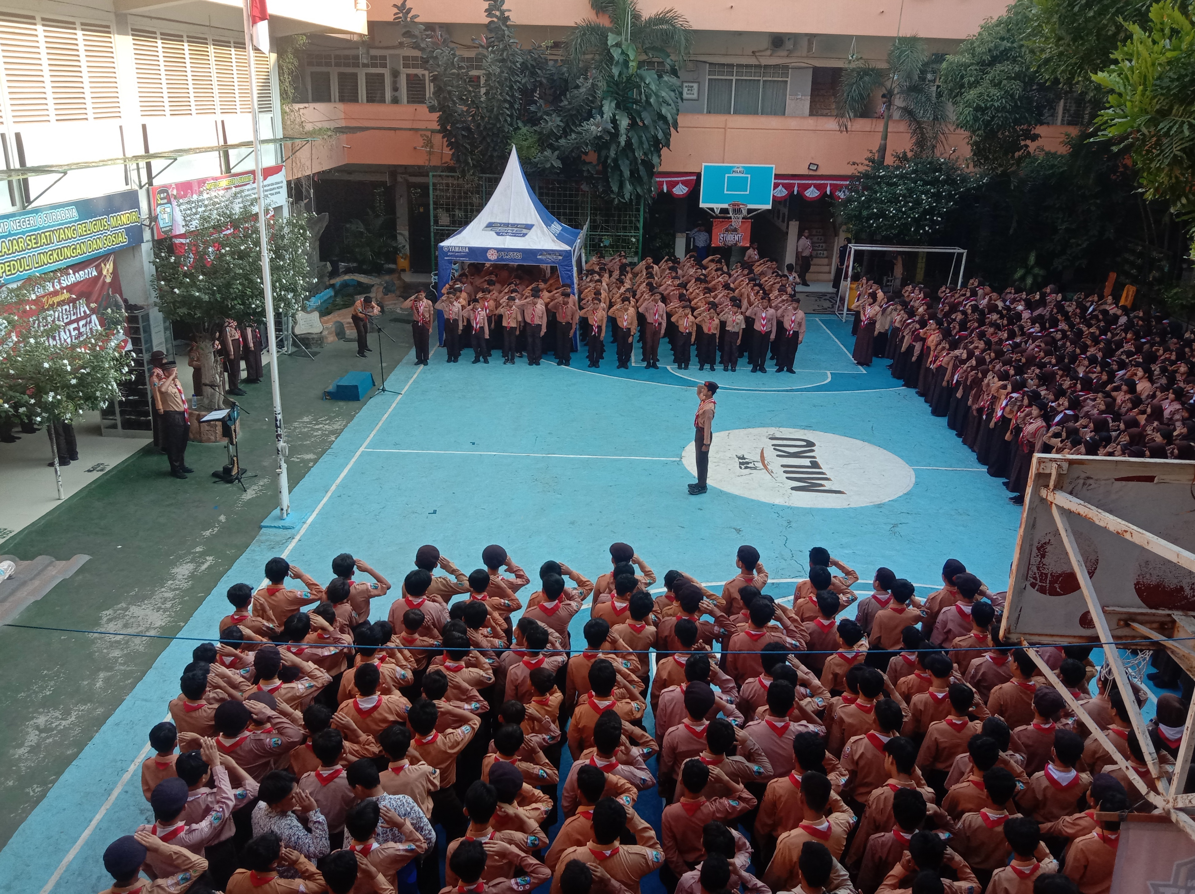 Semangat Satyaku Kudarmakan, Darmaku Kubaktikan: SMP Negeri 6 Surabaya Melaksanakan Upacara Peringatan Hari Pramuka ke-65