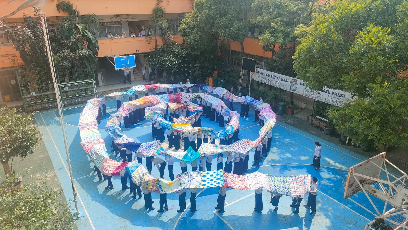 Semarak Warna, Kompak Berkarya: Kreativitas Siswa dalam Balutan Batik Jumputan