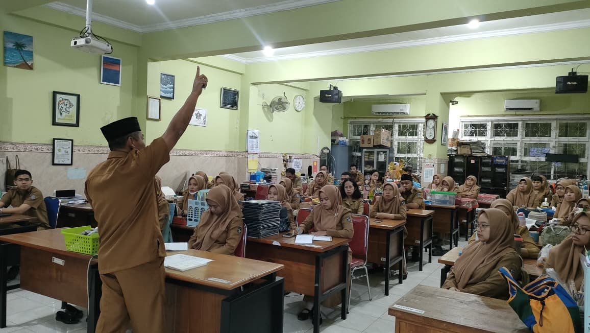 Rapat Dinas SMP Negeri 6 Surabaya: Penguatan Kebersihan Lingkungan dan Persiapan Program Sekolah Satria