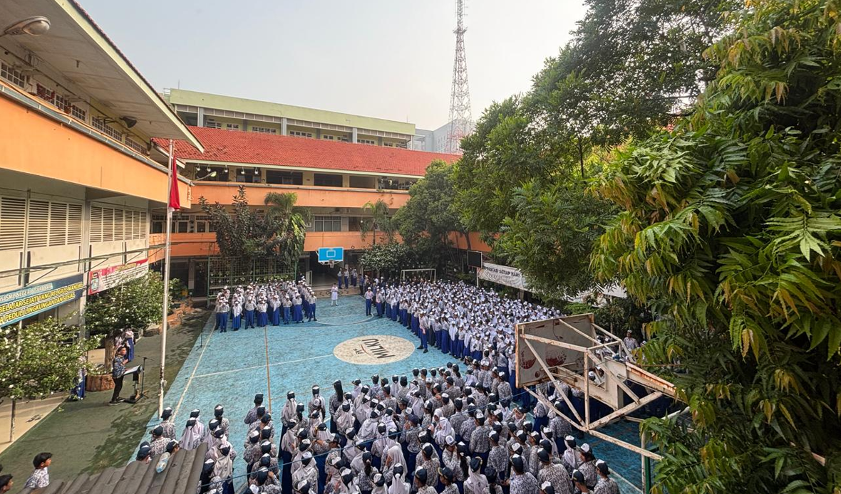 Memperingati Hari Sumpah Pemuda ke-98, SMP Negeri 6 Surabaya Melaksanakan Upacara Khidmat